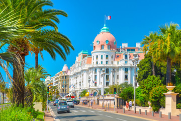 Promenade des Anglais in Nice, Frankrijk. Nice is een populaire mediterrane toeristische bestemming en trekt jaarlijks 4 miljoen bezoekers