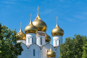Fototapeta na wymiar Domes of the assumption Cathedral in Yaroslavl