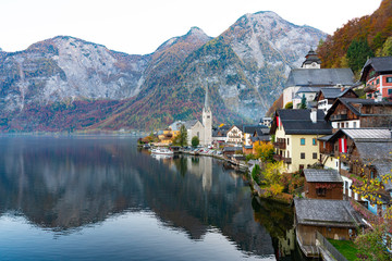 Fototapeta na wymiar Scenic of Hallstatt mountain village in the Austrian , salzburg / autumn