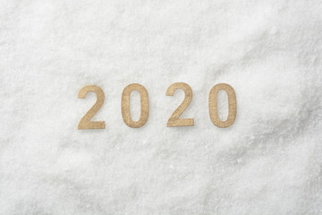 Año nuevo 2020 en números en fondo de nieve