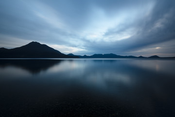 北海道支笏湖　曇り空の朝の湖の景色