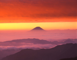 北岳山頂から望む朝焼けに染まる天空の狭間（雲海と厚い雲）の富士山
