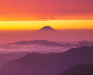 Obraz premium 北岳山頂から望む朝焼けに染まる天空の狭間（雲海と厚い雲）の富士山