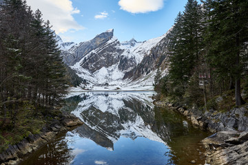 Seealpsee im Appenzellerland mit Rossmad und Säntis, Spiegelung im See, Berglandschaft leicht mit Schnee bedeckt, Tannenwald, blauer Himmel mit Wolken