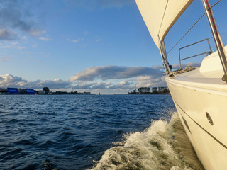 Segelyacht unter Segeln in Fahrt Richtung Ostsee