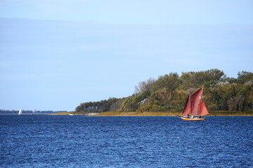 Zeesboot auf dem Saaler Bodden bei Ribnitz-Damgarten im Herbst, Halbinsel Fischland, Mecklenburg-Vorpommern