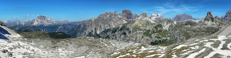 Fototapeta na wymiar Rifugio Locatelli and Dolomites mountains in National Park Tre Cime di Lavaredo,Dolomites alps, Italy