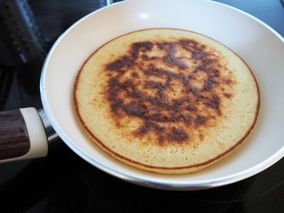 フライパンでパンケーキを焼く