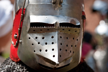 Średniowieczny rycerz w hełmie © Jan