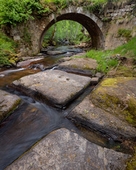 Hermosa vista de un pequeño puente sobre el río Camesa, cerca del pueblo de Valberzoso, en la...