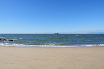 Fototapeta na wymiar 砂浜から見える船