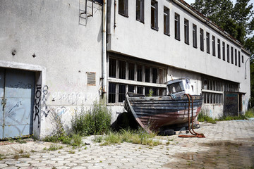 Stara łódź i opuszczony budynek