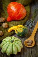 Dynie na drewnianym blacie © Dorota