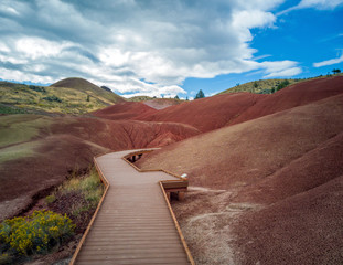 Obraz premium Brilliantly colored hills and riverbeds from the scenic Painted Cove Trail at the John Day Fossil Beds in Mitchell Oregon