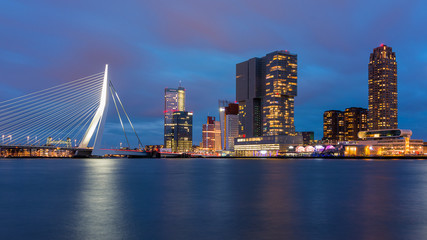 Fototapeta na wymiar Heure bleue et skyline sur Rotterdam