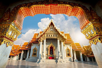 Obraz premium Wat Benchamabophit Dusitvanaram Is a temple with a marble church,