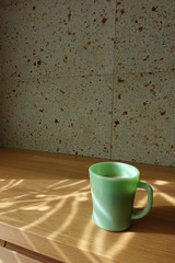 テーブルに置かれたコーヒーカップ　カーテン越しの光の中で　cup of coffee on table