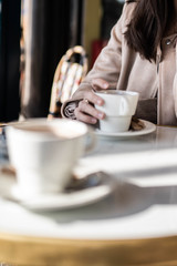 Femme avec une tasse de café