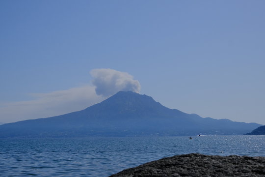溶岩石から見る桜島