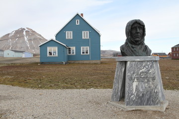 Ny Alesund - Buste of Roald Amundsen