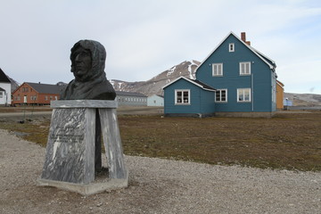 Ny Alesund - Buste of Roald Amundsen