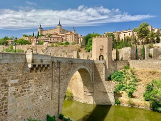 Historic city of Toledo view of its iconic bridge - obrazy, fototapety, plakaty