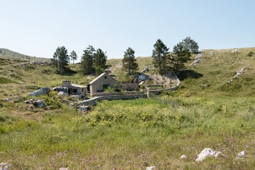 Fototapeta na wymiar A lone house on a mountainside