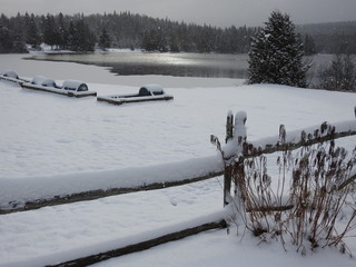 Premiere lined with snow on the lake