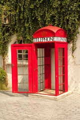 red telephone booth in london