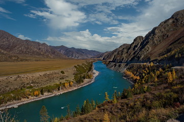 Obraz na płótnie Canvas Russia. The South Of Western Siberia. Late autumn in the Altai mountains, the Katun' river.