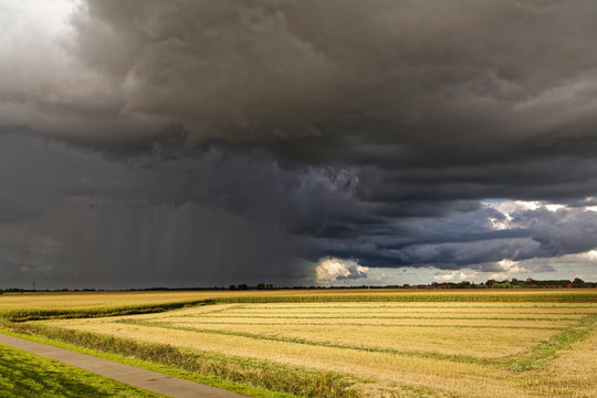 Unwetter &uuml;ber den Feldern