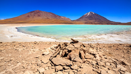 Fototapeta na wymiar The majestic Laguna Verde or Green Lagoon in the altiplano of Bolivia with the Licancabur volcano in the background near the Salar de Uyuni (Uyuni salt flat), Bolivia.