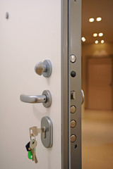 Porta blindata di sicurezza contro i furti negli appartamenti - chiavi di casa e acquisto di un nuovo immobile