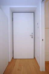 Porta blindata chiusa bianca