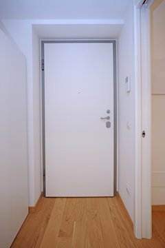 Porta blindata chiusa bianca