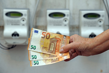 Aumento del costo della bolletta del gas e dell'energia elettrica - soldi euro banconote da 50 e...