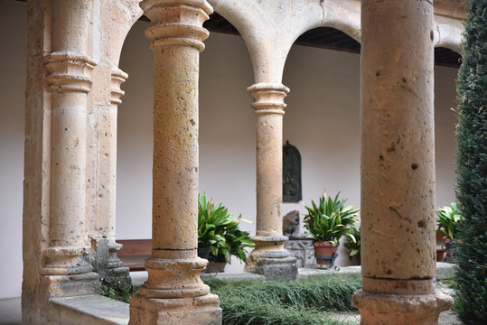 Clo&icirc;tre mu monast&egrave;re El Parral &agrave; S&eacute;govie, Espagne