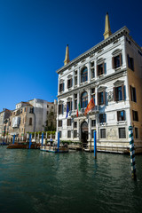 Fototapeta na wymiar Palais sur le grand canal de Venise en Italie