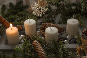 Adventkranz eine weiße kerze brennt.