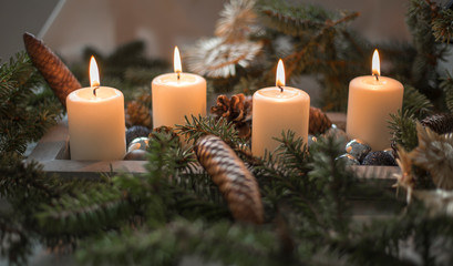 Adventkranz 4 weiße kerzen brennen.