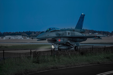 Plakat A modern US-made military jet before launch at night