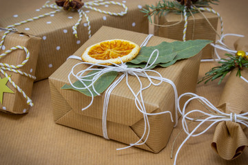 pacchetti natalizi di carta da pacco legati con spago bianco