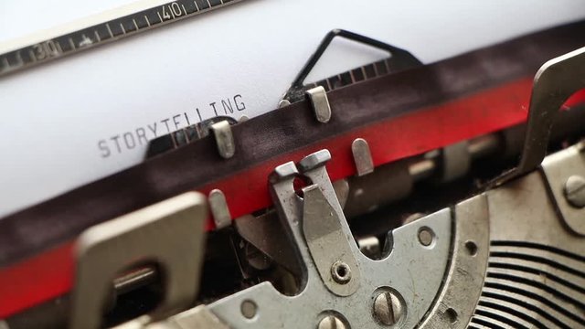 Auf der guten alten retro Schreibmaschine kann ma gut Geschichten schreiben