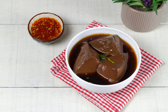 Pot-stewed duck blood soup with sauce,Healthy foods that are very high in Iron