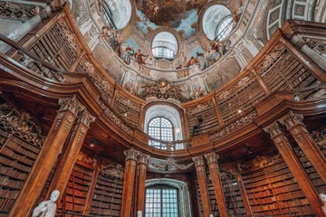 Zelfklevend Fotobehang Wenen Boeken op de boekenplank bij Prunksaal in de keizerlijke nationale bibliotheek in Wenen, Oostenrijk