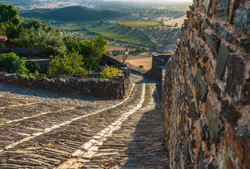  Portugalia, Monsaraz. Betonowa kamienna droga do miasta. Widoki na winnice, gaje oliwne i pola.