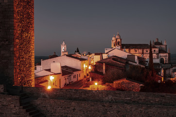 Monsaraz, Portugalia miasteczko nocą, panorama. 