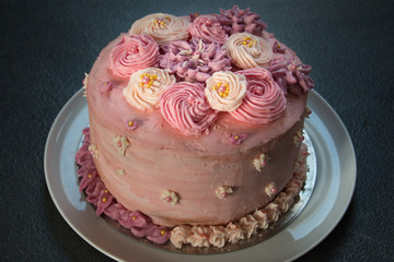 Obraz na płótnie Canvas rosa Torte mit Blüten für einen Geburtstag