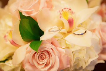 Obraz na płótnie Canvas wedding rings on bridal bouquet
