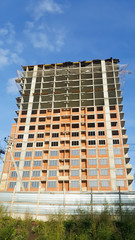 Fototapeta premium construction concept. the construction of a tall apartment building.